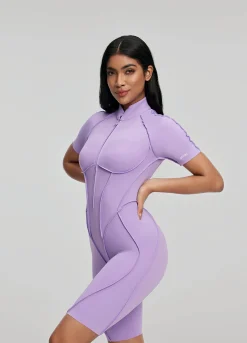 Hautenger Catsuit mit Shorts