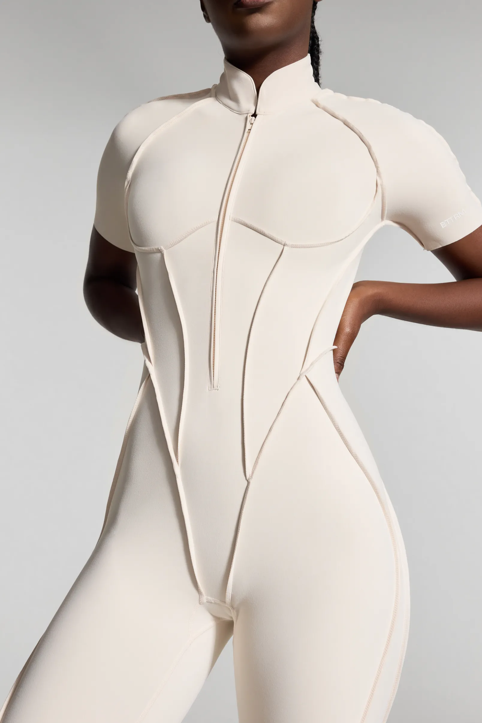 Hautenger Catsuit mit Shorts