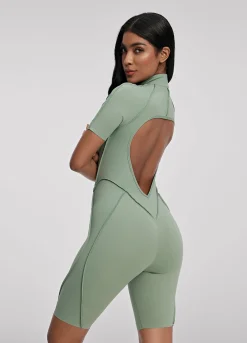 Hautenger Catsuit mit Shorts