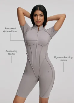Hautenger Catsuit mit Shorts