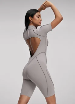 Hautenger Catsuit mit Shorts