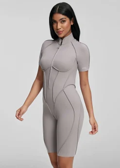 Hautenger Catsuit mit Shorts