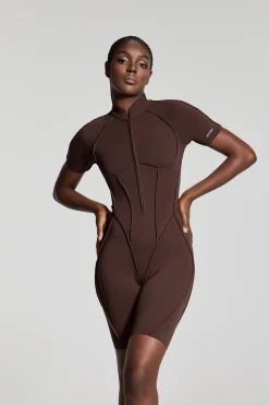 Hautenger Catsuit mit Shorts