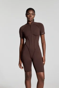 Hautenger Catsuit mit Shorts