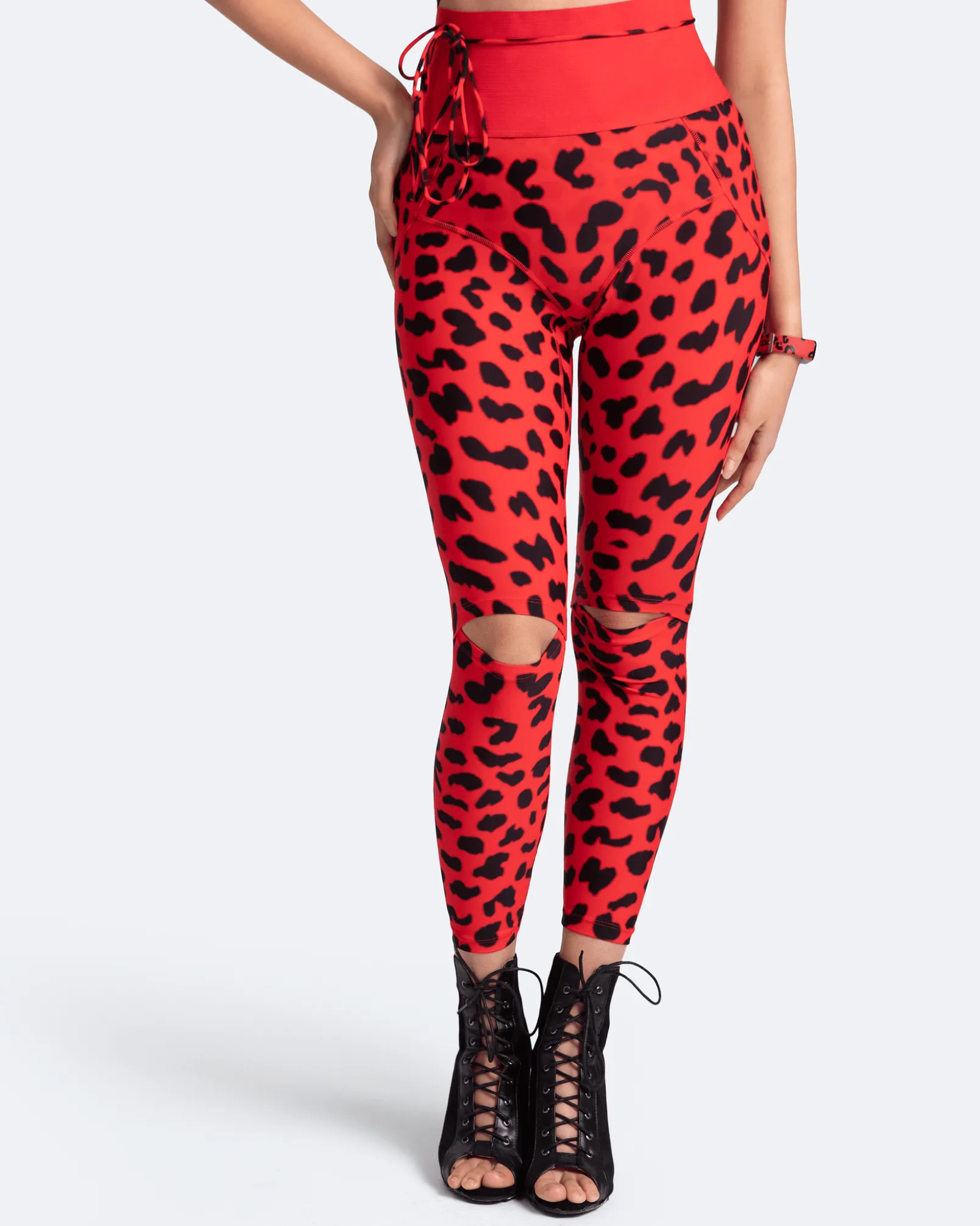 Hochgeschnittene Leggings mit Knieschlitzen