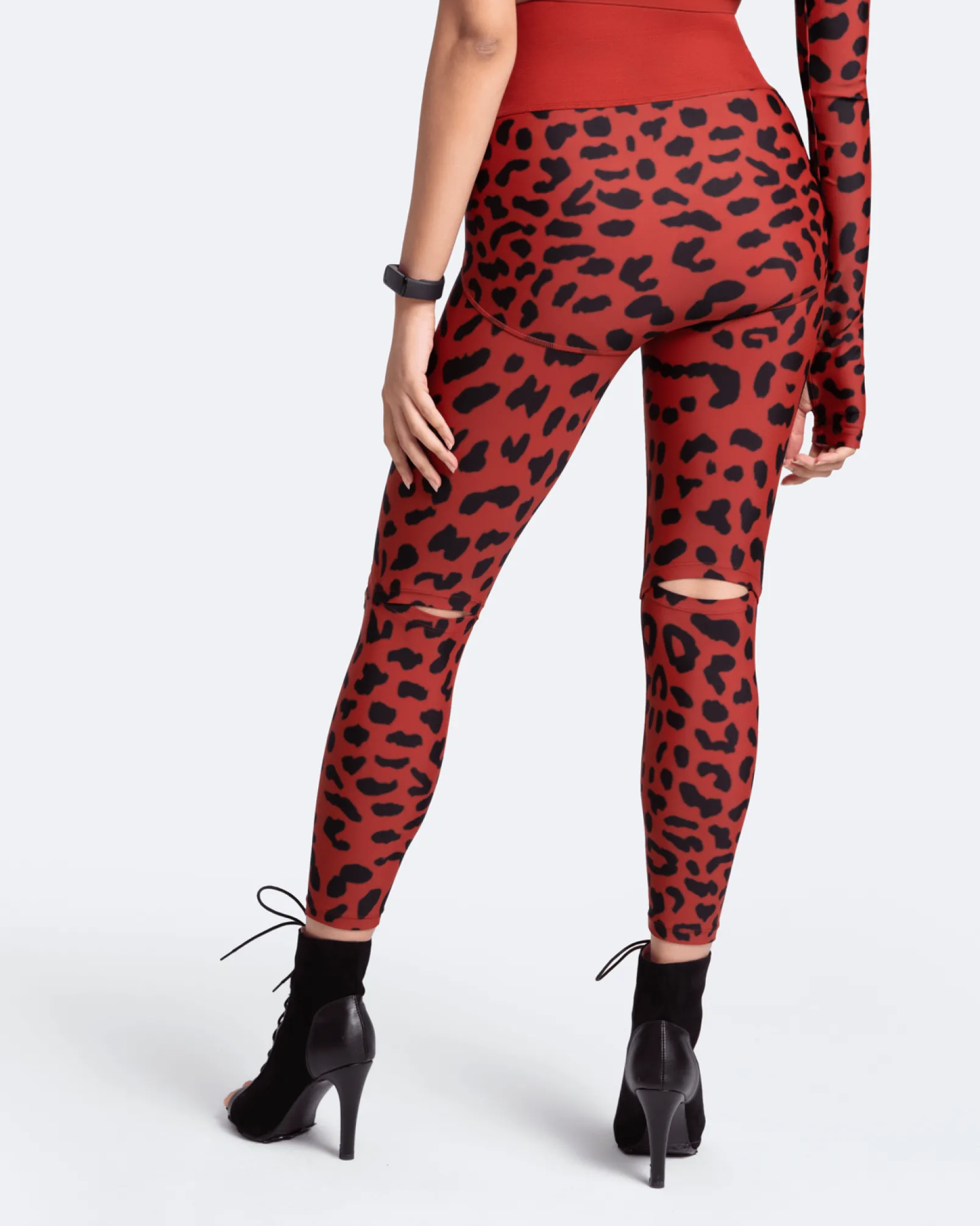 Hochgeschnittene Leggings mit Knieschlitzen