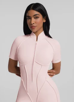 Kurzer Catsuit mit geschlossenem Rücken