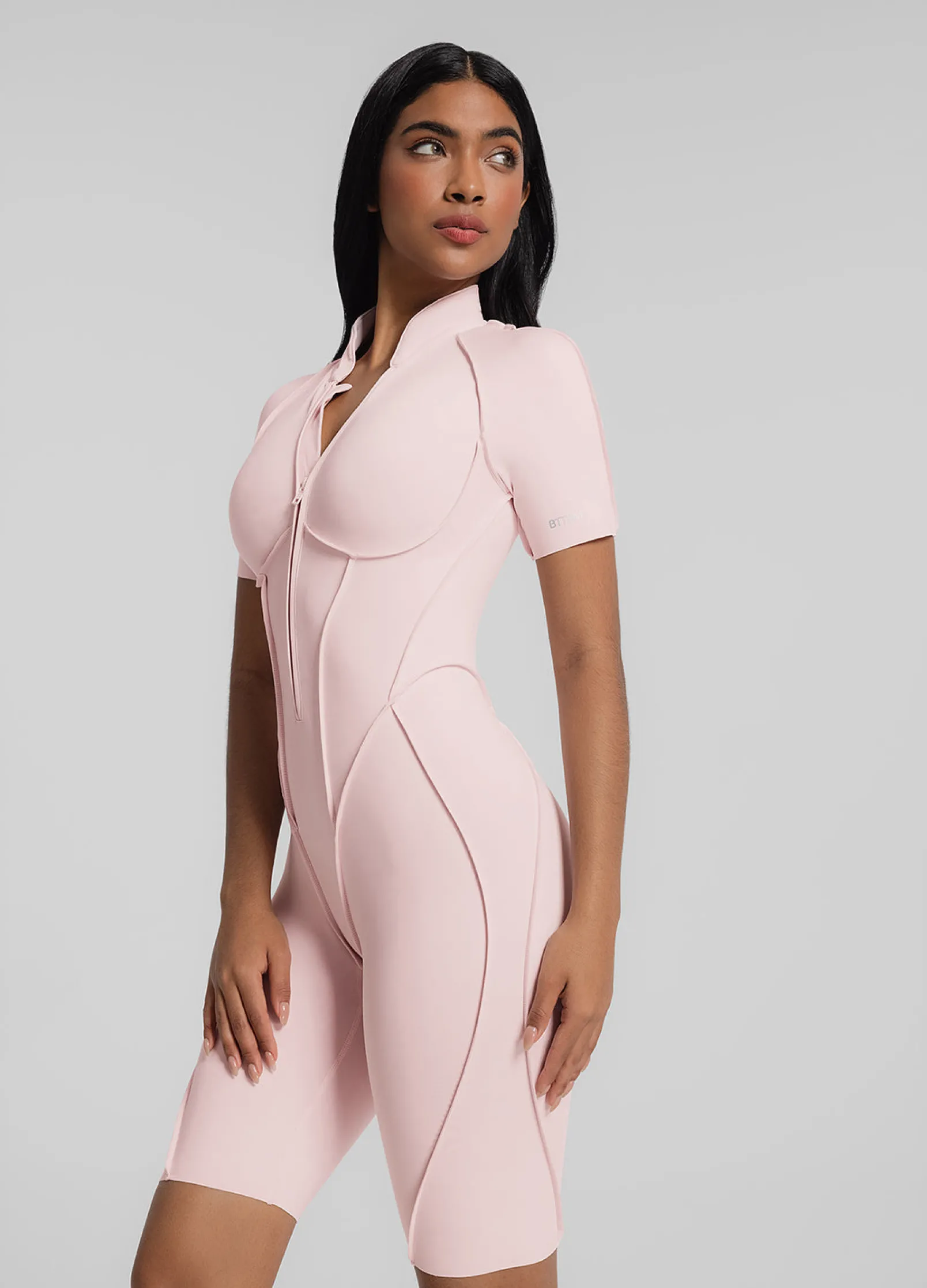 Kurzer Catsuit mit geschlossenem Rücken