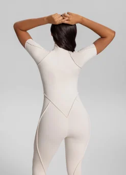 Kurzärmeliger Catsuit mit geschlossenem Rücken
