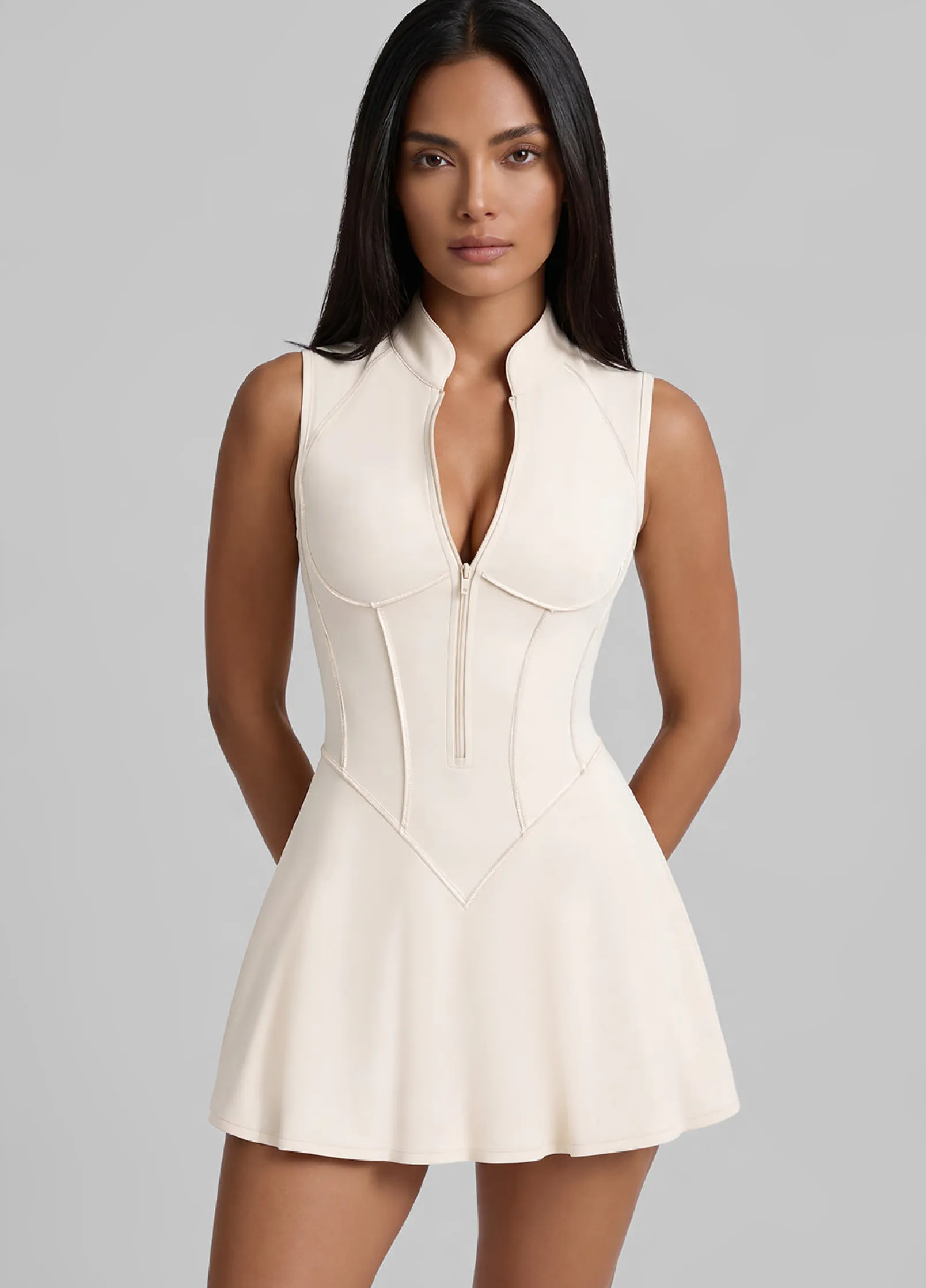Mini-Kleid mit Konturnähten und geschlossenem Rücken