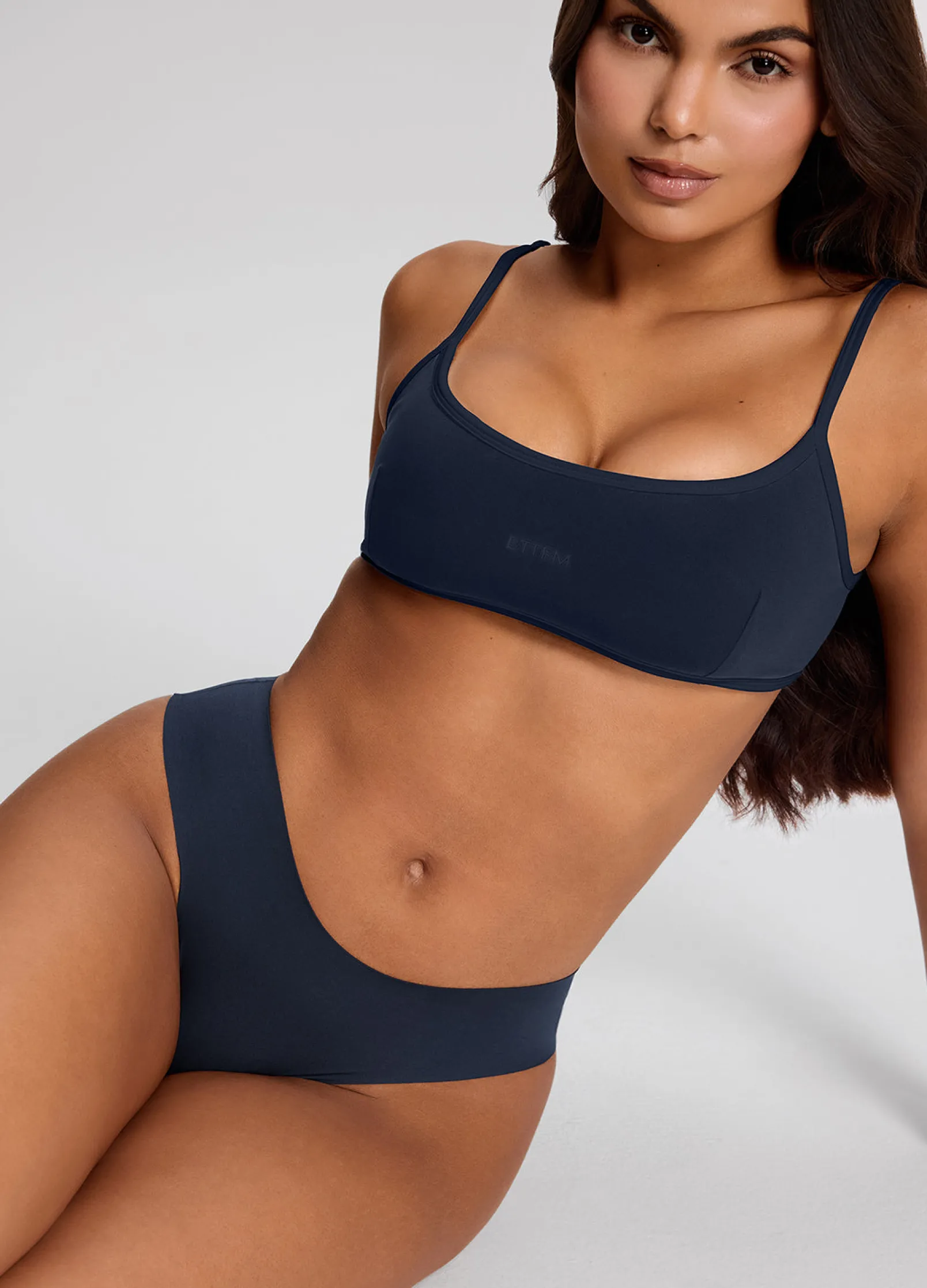 Nahtloser Bikini mit mittlerer Leibhöhe