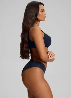 Nahtloser Bikini mit mittlerer Leibhöhe