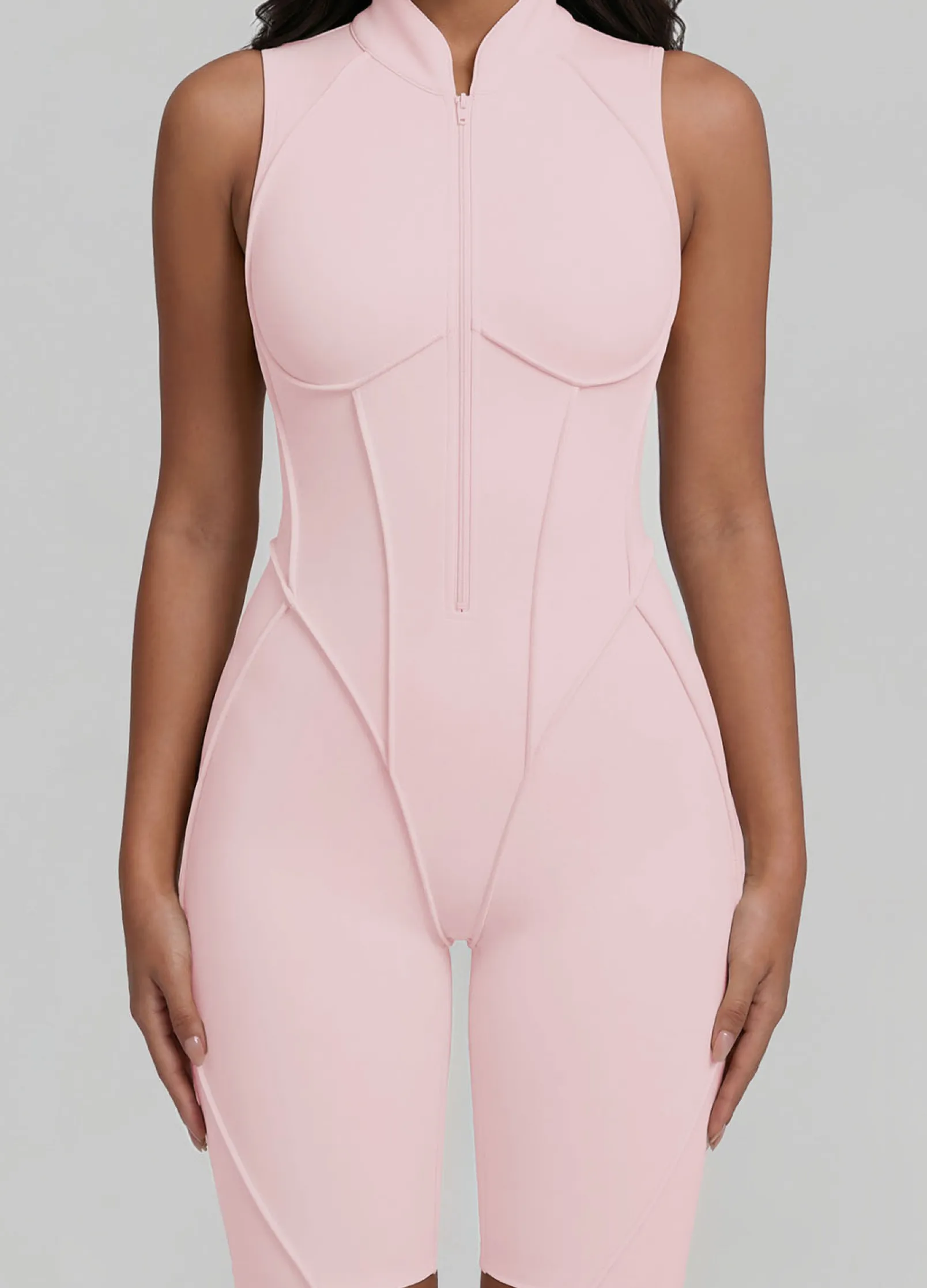 Ärmelloser Shorts-Catsuit mit geschlossenem Rücken