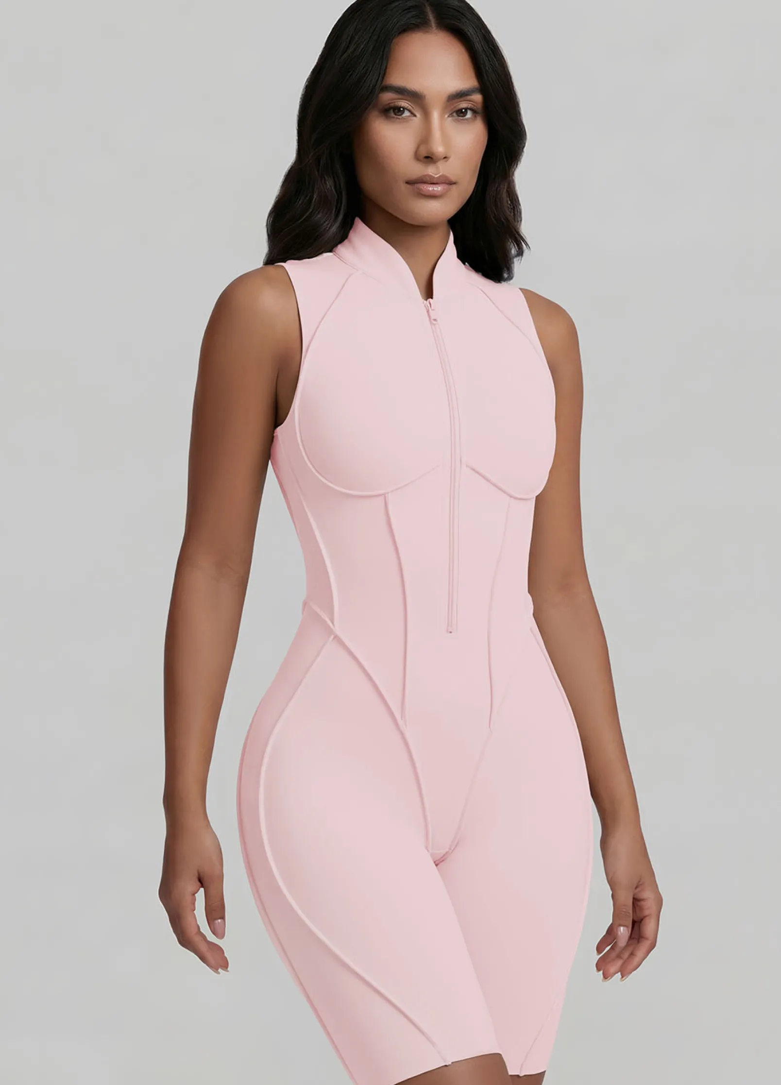 Ärmelloser Shorts-Catsuit mit geschlossenem Rücken