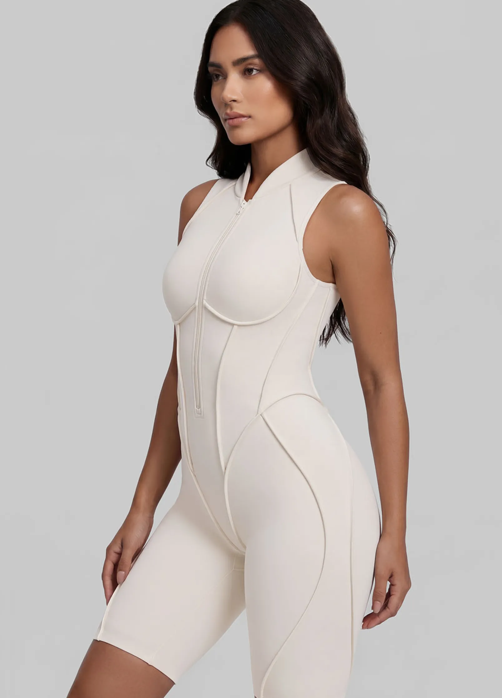 Ärmelloser Shorts-Catsuit mit geschlossenem Rücken