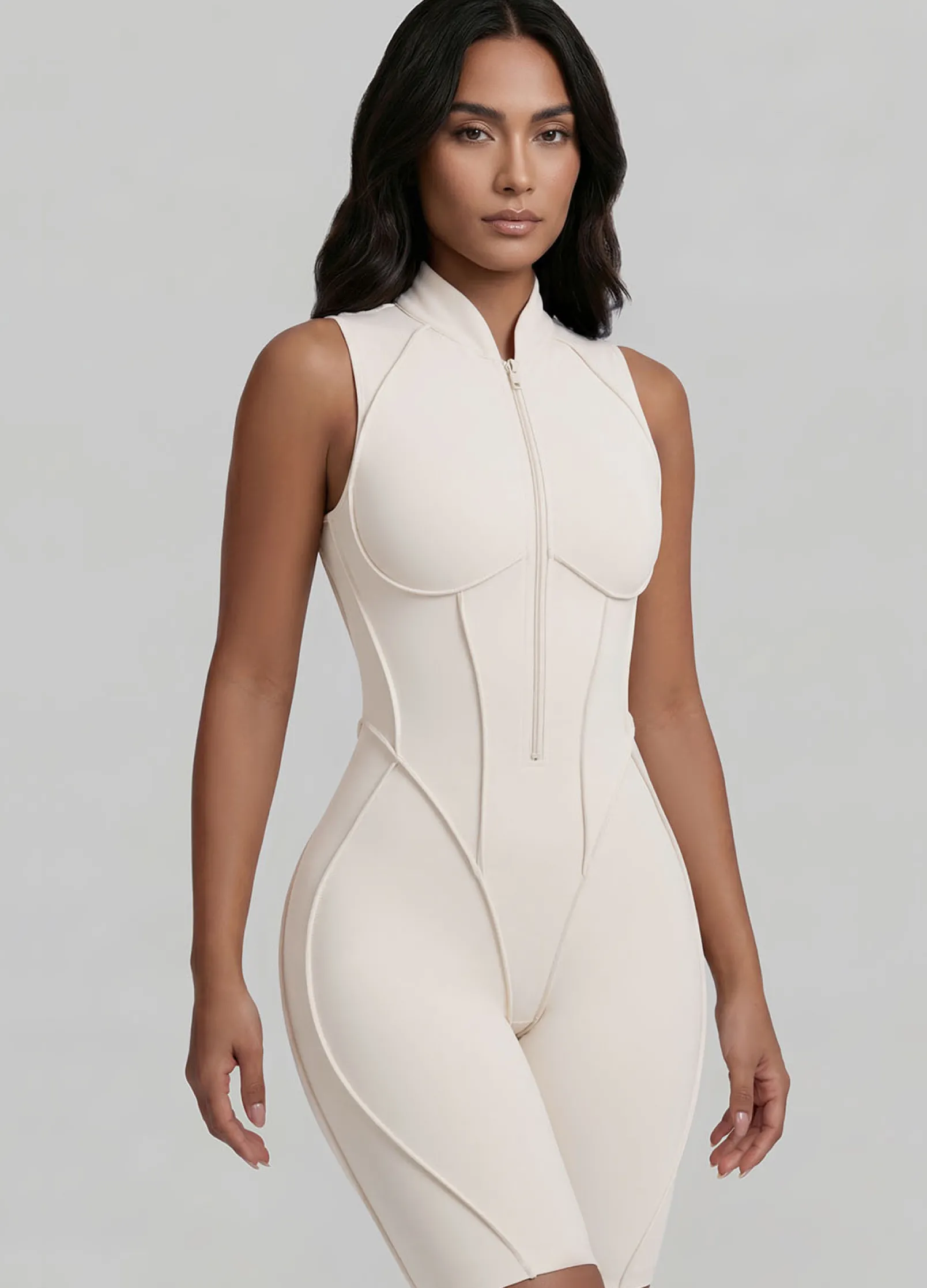 Ärmelloser Shorts-Catsuit mit geschlossenem Rücken