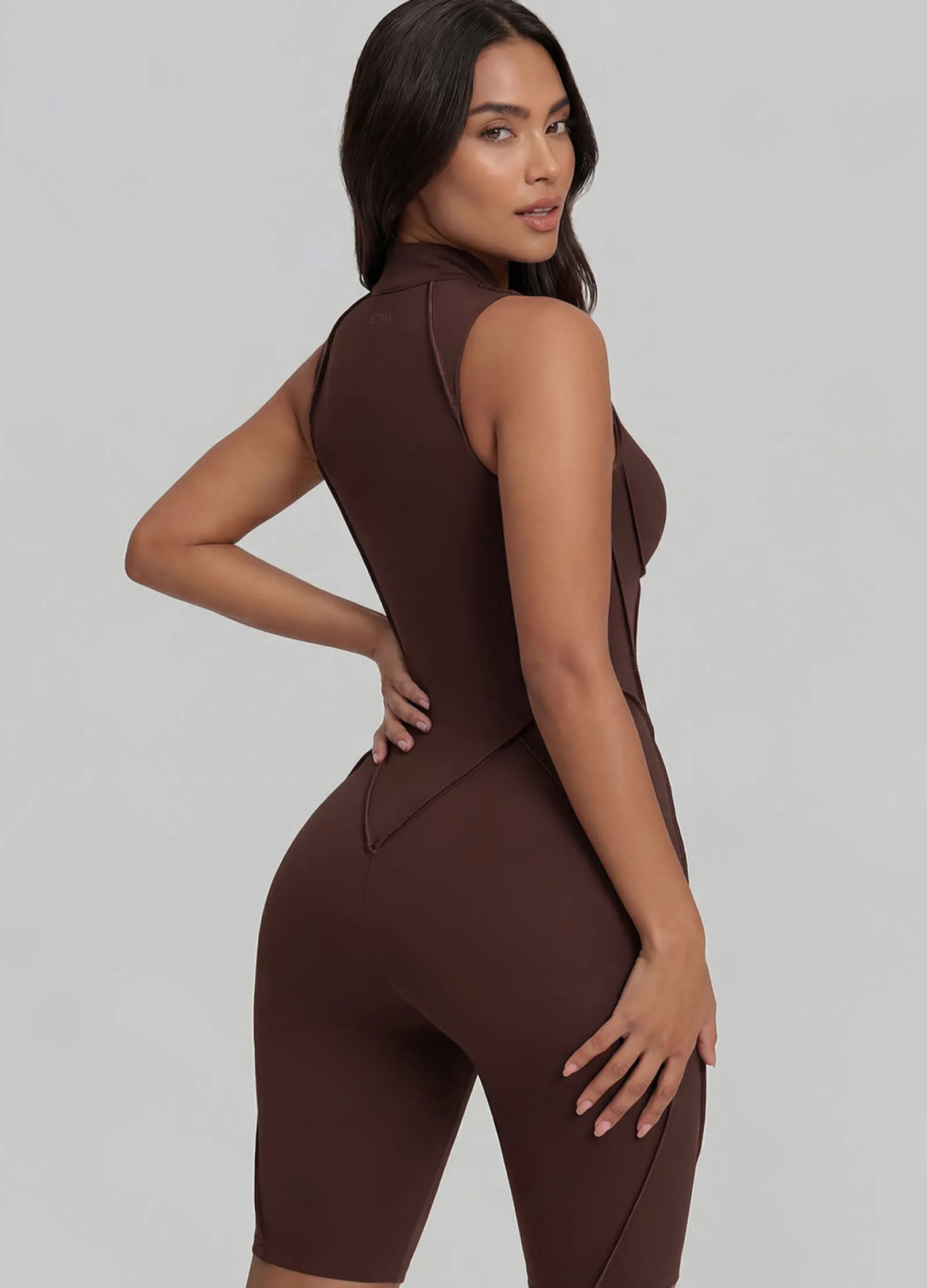 Ärmelloser Shorts-Catsuit mit geschlossenem Rücken