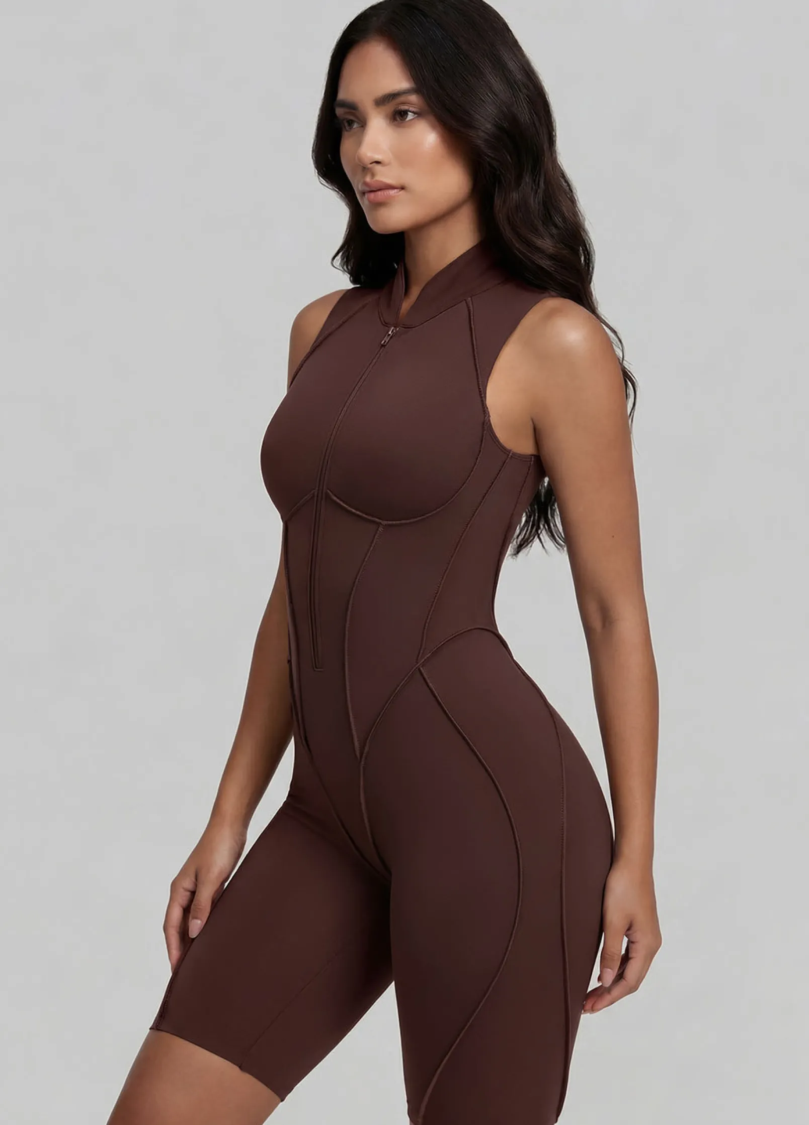 Ärmelloser Shorts-Catsuit mit geschlossenem Rücken