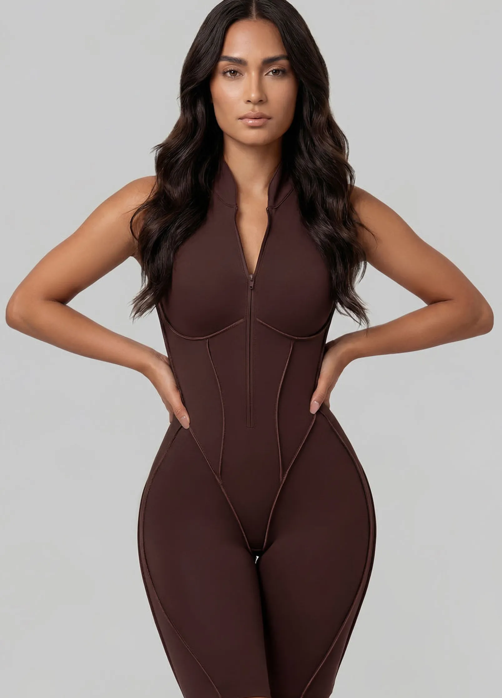 Ärmelloser Shorts-Catsuit mit geschlossenem Rücken