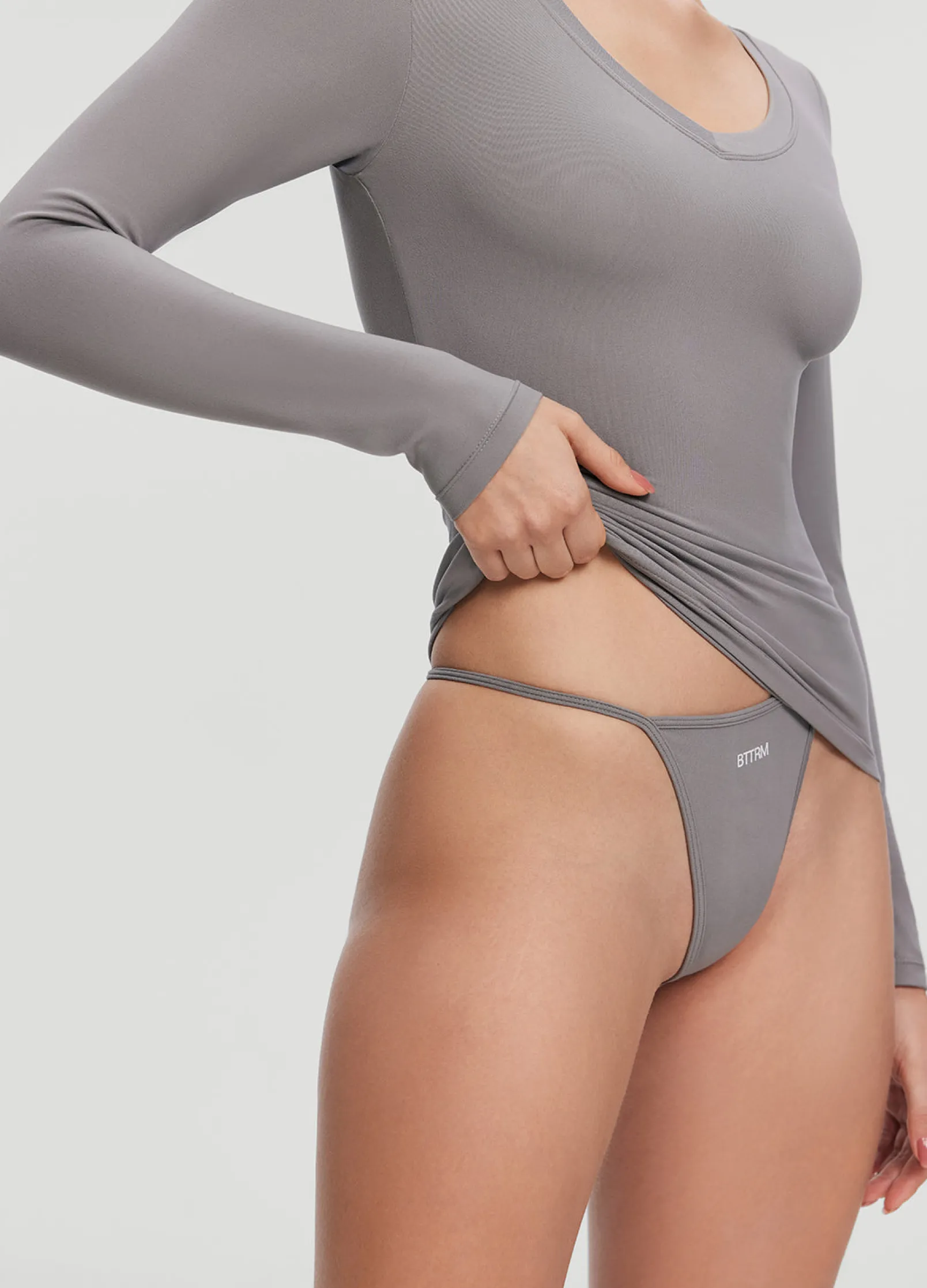 String-Tanga mit dünnen Trägern