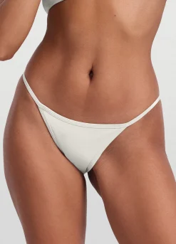 Tief sitzender Slip mit V-Schnitt