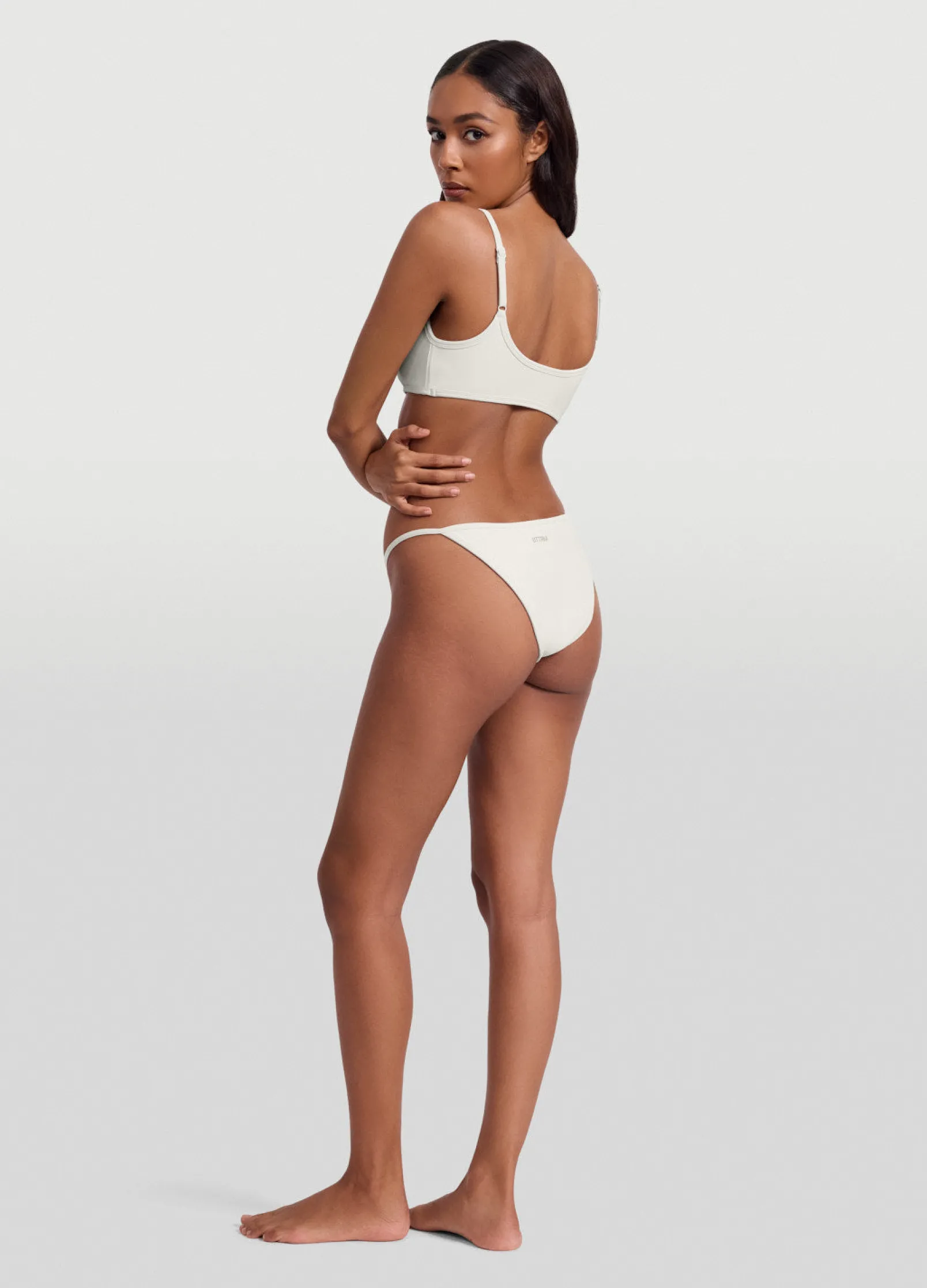 Tief sitzender Slip mit V-Schnitt