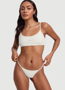 Tief sitzender Slip mit V-Schnitt