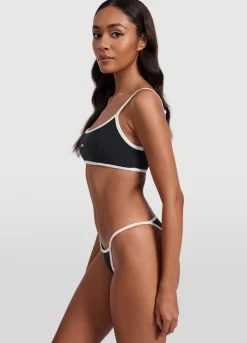 Tief sitzender Slip mit V-Schnitt