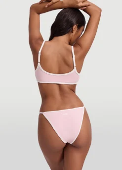 Tief sitzender Slip mit V-Schnitt