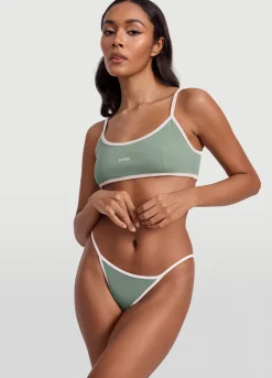 Tief sitzender Slip mit V-Schnitt
