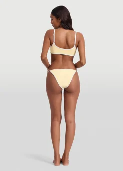 Tief sitzender Slip mit V-Schnitt