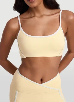 Top mit kontrastierendem Ausschnitt
