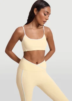 Top mit kontrastierendem Ausschnitt