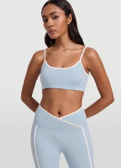 Top mit kontrastierendem Ausschnitt