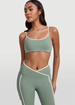 Top mit kontrastierendem Ausschnitt