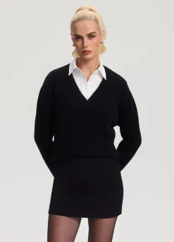 Wollpullover mit V-Ausschnitt