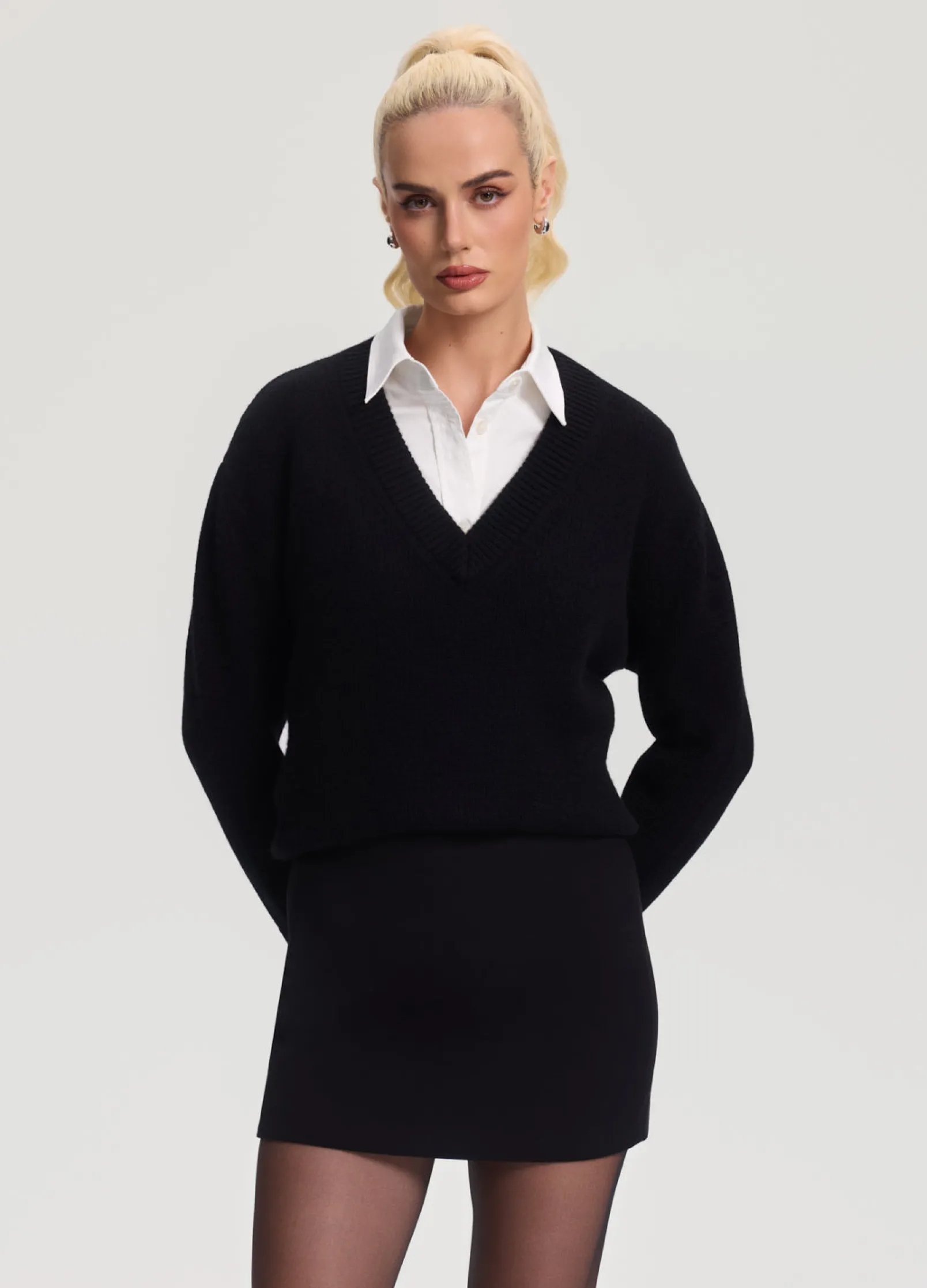 Wollpullover mit V-Ausschnitt